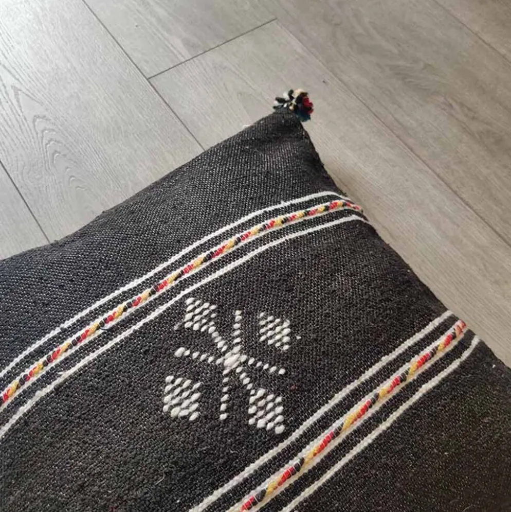 Coussin berbère noir à pompon en coton