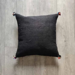 Coussin berbère noir à pompon en coton