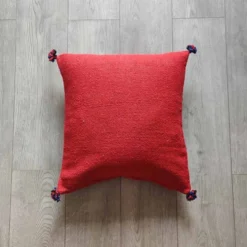 Coussin berbère rouge à pompon en coton