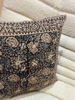 Coussin block print fleurs “jardin indien” - brun/bleu