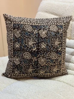 Coussin block print fleurs “jardin indien” - brun/bleu