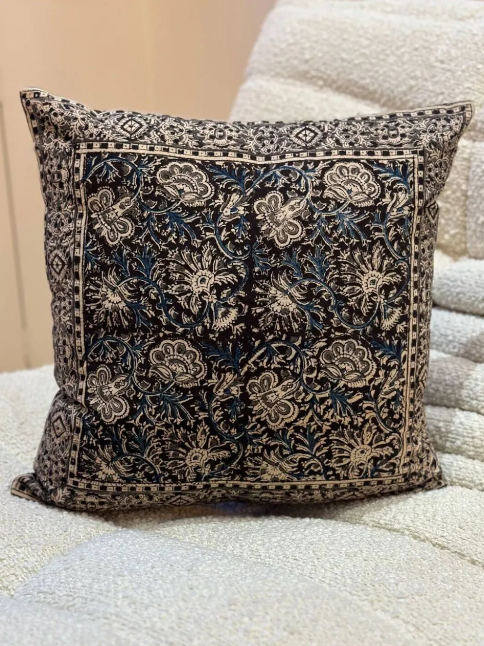 Coussin block print fleurs “jardin indien” - brun/bleu