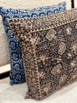Coussin block print fleurs “jardin indien” - brun/bleu