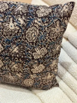 Coussin block print fleurs “jardin indien” - brun/bleu