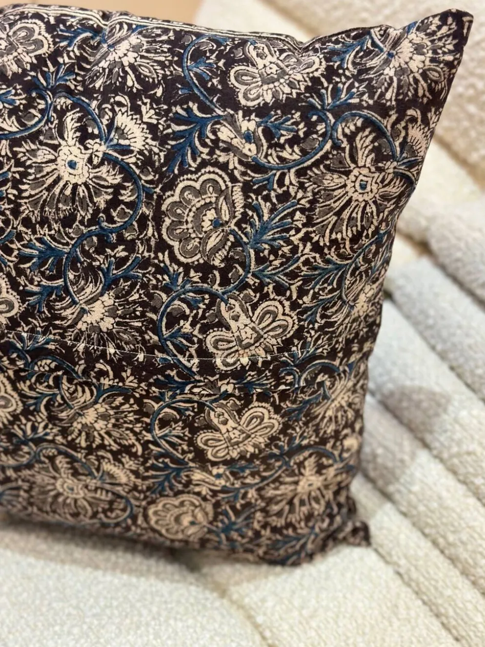 Coussin block print fleurs “jardin indien” - brun/bleu