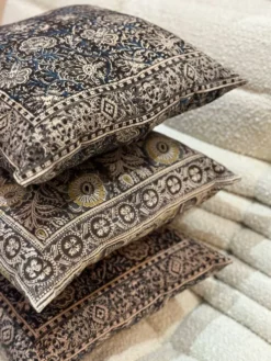 Coussin block print fleurs “jardin indien” - brun/bleu