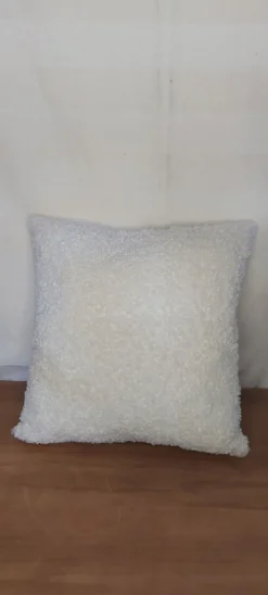 Coussin bouclettes blanc cassé