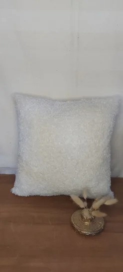 Coussin bouclettes blanc cassé