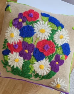 Coussin brodé vintage