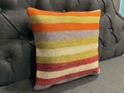 Coussin en laine turque rayé