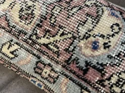 Coussin en tapis antique tissé à la main