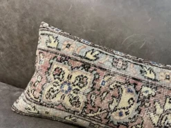 Coussin en tapis antique tissé à la main