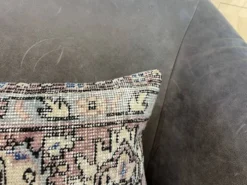 Coussin en tapis antique tissé à la main