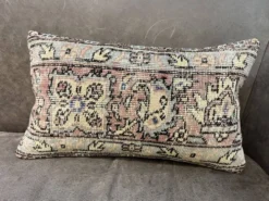 Coussin en tapis antique tissé à la main