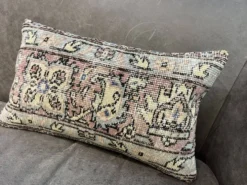 Coussin en tapis antique tissé à la main