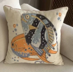 Coussin en tapisserie fine, d’après Mathurin Meheut, décoration côte Ouest.