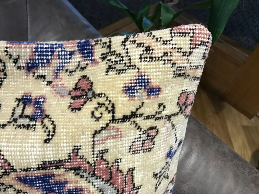 Coussin en tapis vintage fait main