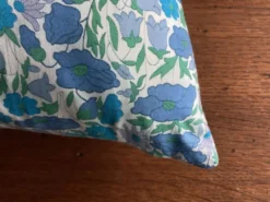 Coussin en vrai Liberty 1960 à fleurs