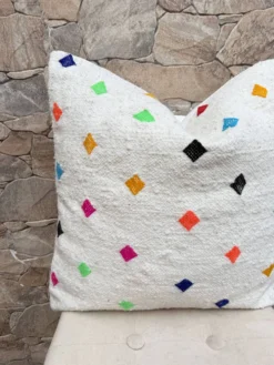 Coussin Kilim en laine berbère fait main : Coussin de sol marocain