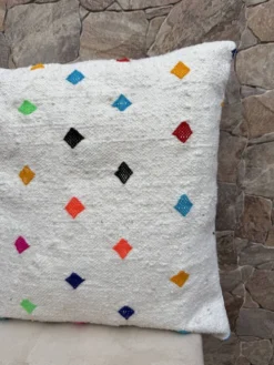 Coussin Kilim en laine berbère fait main : Coussin de sol marocain