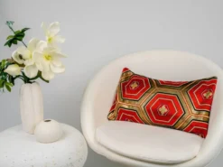 Coussin lombaire hexagonal vermillon Kikkō Vanguard — noir, rouge et or