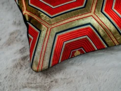 Coussin lombaire hexagonal vermillon Kikkō Vanguard — noir, rouge et or