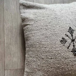 Coussin marocain gris clair fait main en coton