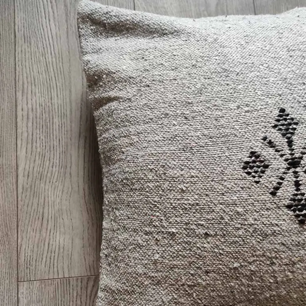 Coussin marocain gris clair fait main en coton