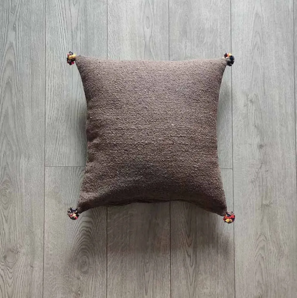 Coussin marocain marron à pompon en coton