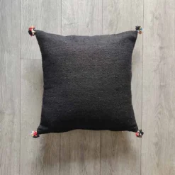 Coussin marocain noir à pompon en coton