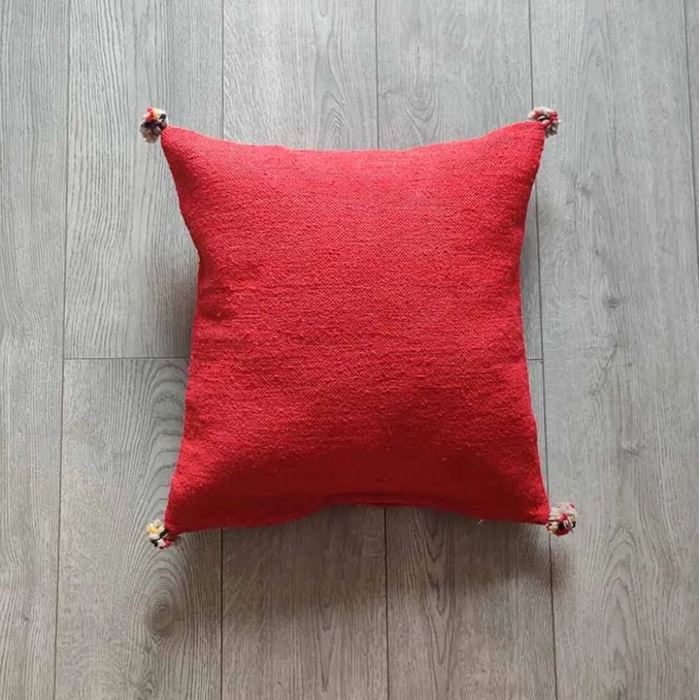 Coussin marocain rouge à pompon en coton