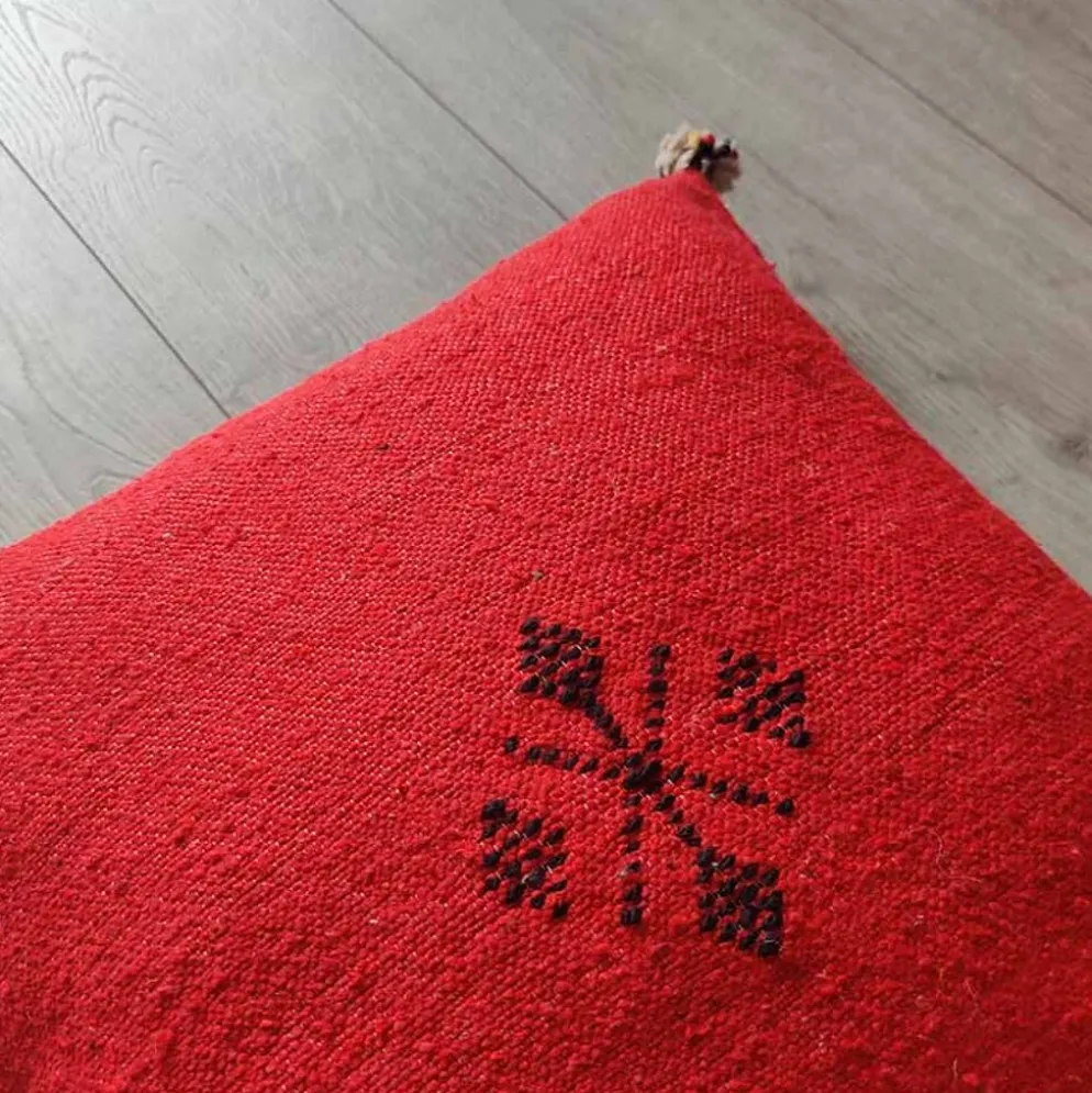 Coussin marocain rouge à pompon en coton