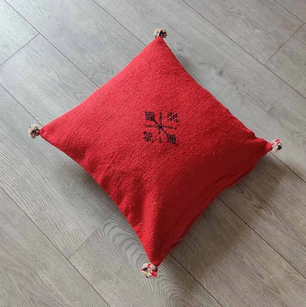 Coussin marocain rouge à pompon en coton