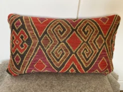 Coussin motif ethnique rouge doré