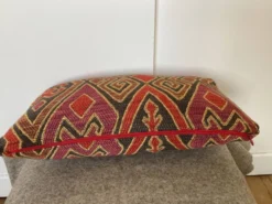Coussin motif ethnique rouge doré