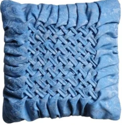 Coussin plissé drapé en tissu satiné, France vers 1970