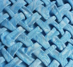 Coussin plissé drapé en tissu satiné, France vers 1970