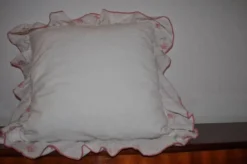 Coussin vintage blanc en lin à volant motif roses, charme romantique 50x50 cm