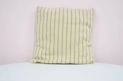 Coussin vintage à rayures beiges