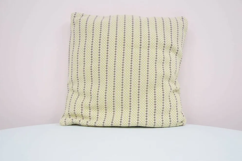 Coussin vintage à rayures beiges