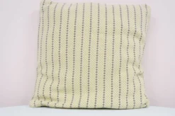 Coussin vintage à rayures beiges