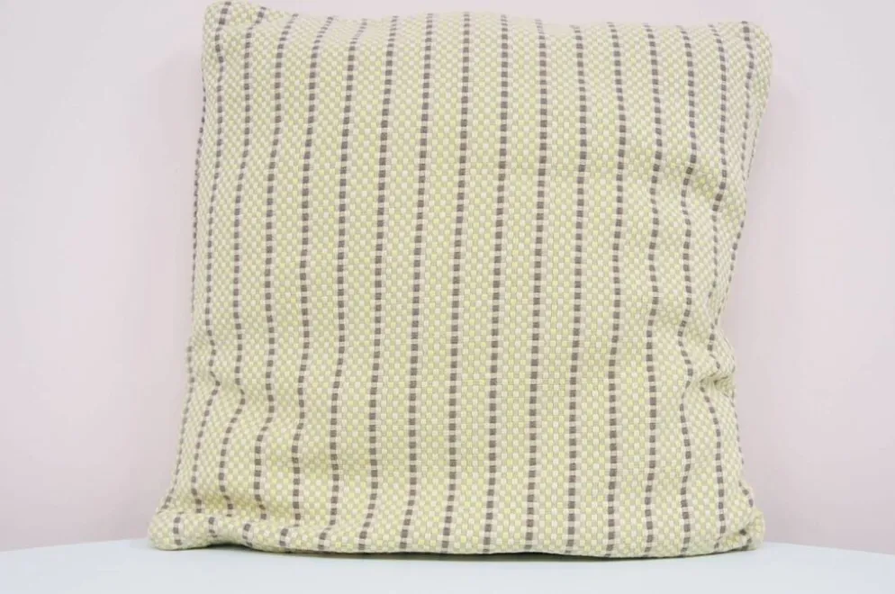 Coussin vintage à rayures beiges