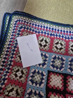 couverture dessus de lit vintage en crochet compose de carré granny