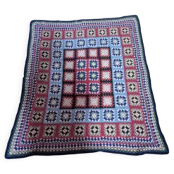 couverture dessus de lit vintage en crochet compose de carré granny
