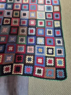 couverture dessus de lit vintage en crochet compose de carré granny au bor