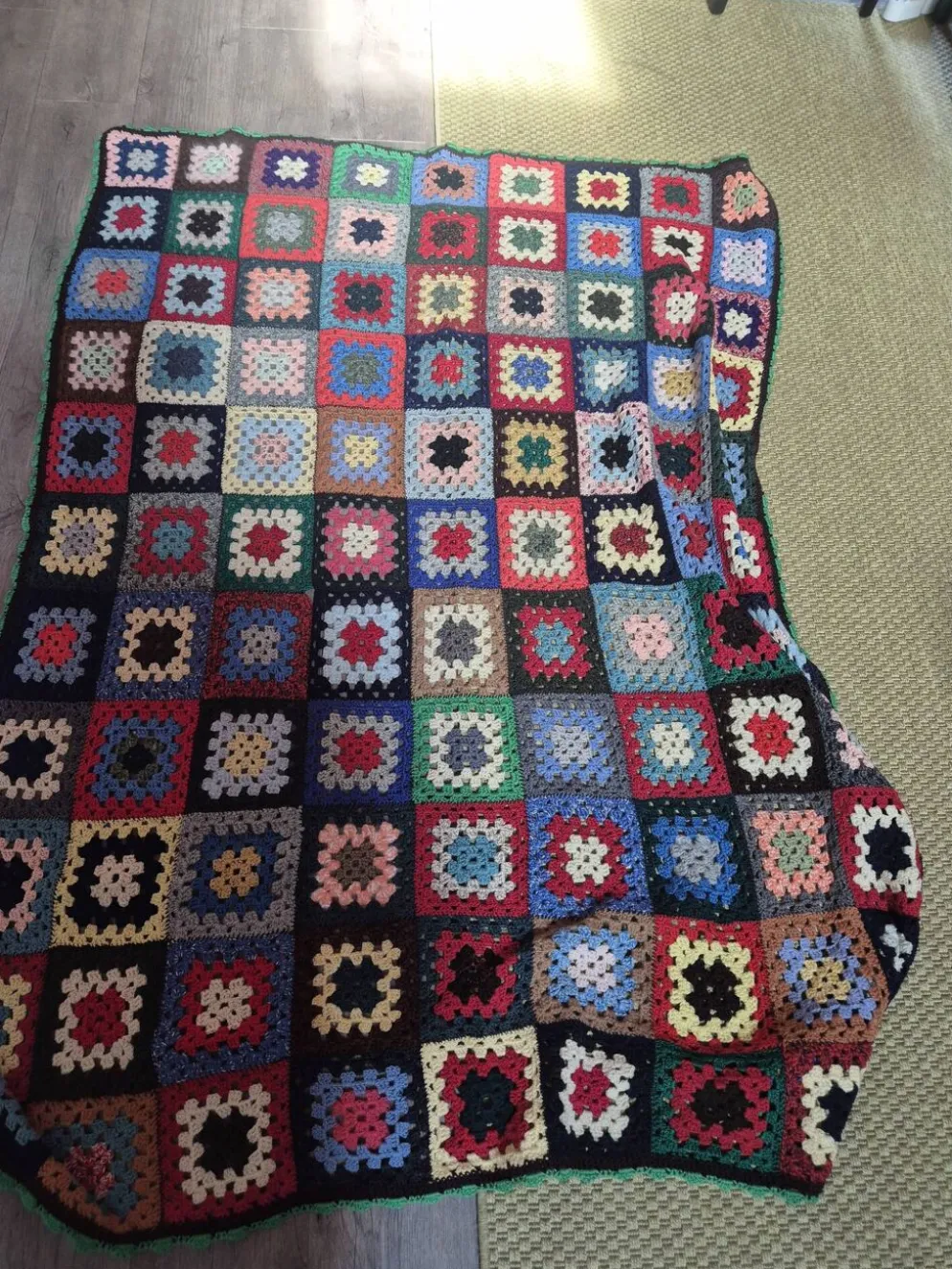 couverture dessus de lit vintage en crochet compose de carré granny au bor