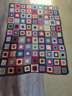 couverture dessus de lit vintage en crochet compose de carré granny au bor