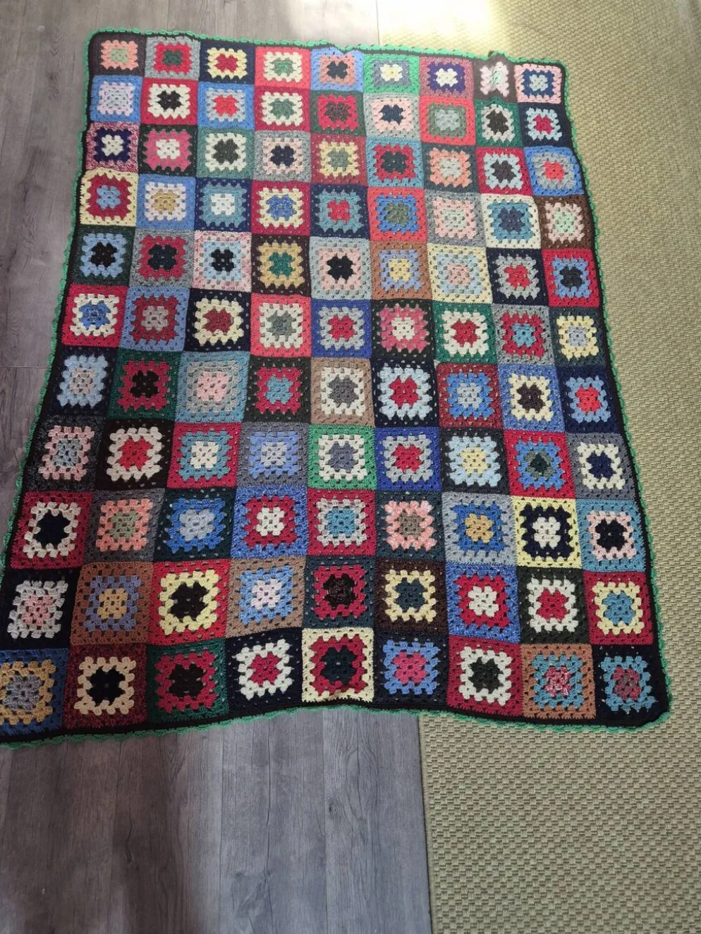 couverture dessus de lit vintage en crochet compose de carré granny au bor