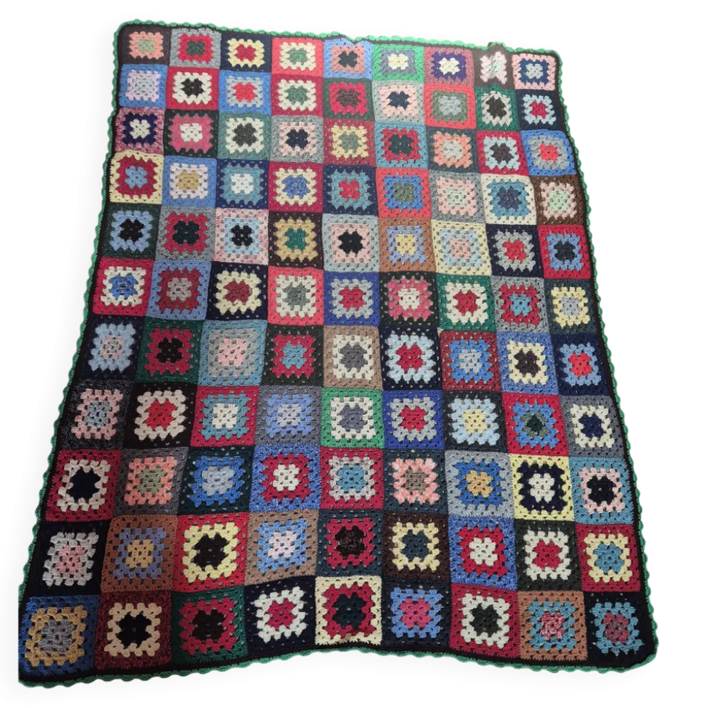 couverture dessus de lit vintage en crochet compose de carré granny au bor