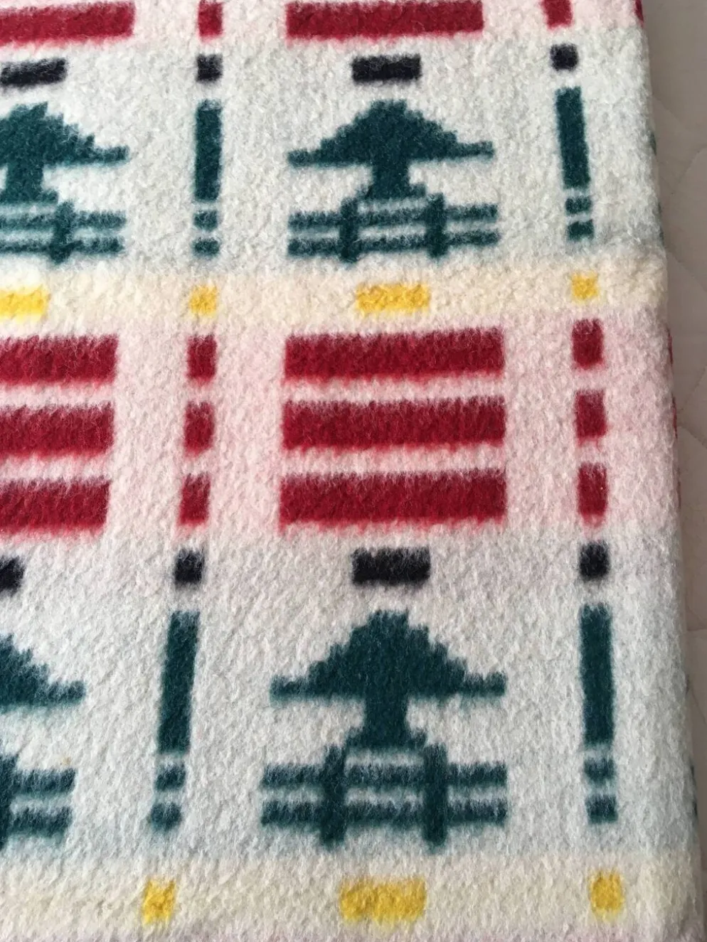 Couverture laine 230 X 250 motifs géométriques et sapins 70's
